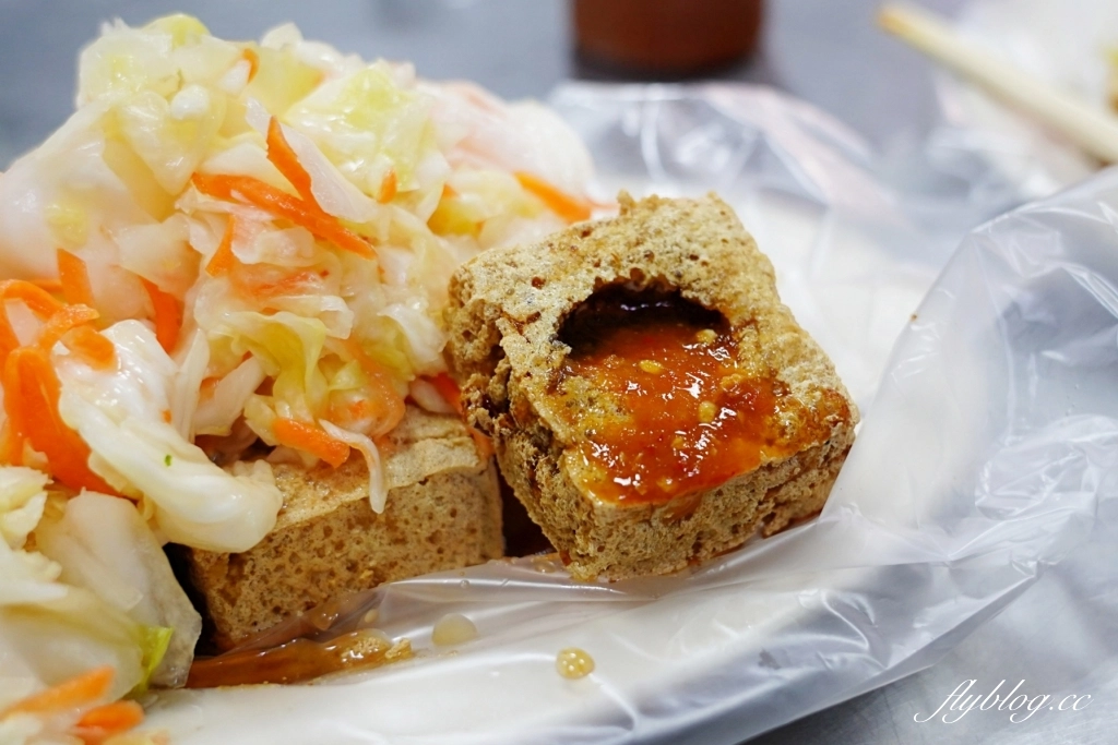 苗栗頭份｜頭份夯臭豆腐，鐵皮屋裡面的發財車臭豆腐，一開始營業就出現排隊人潮 @飛天璇的口袋