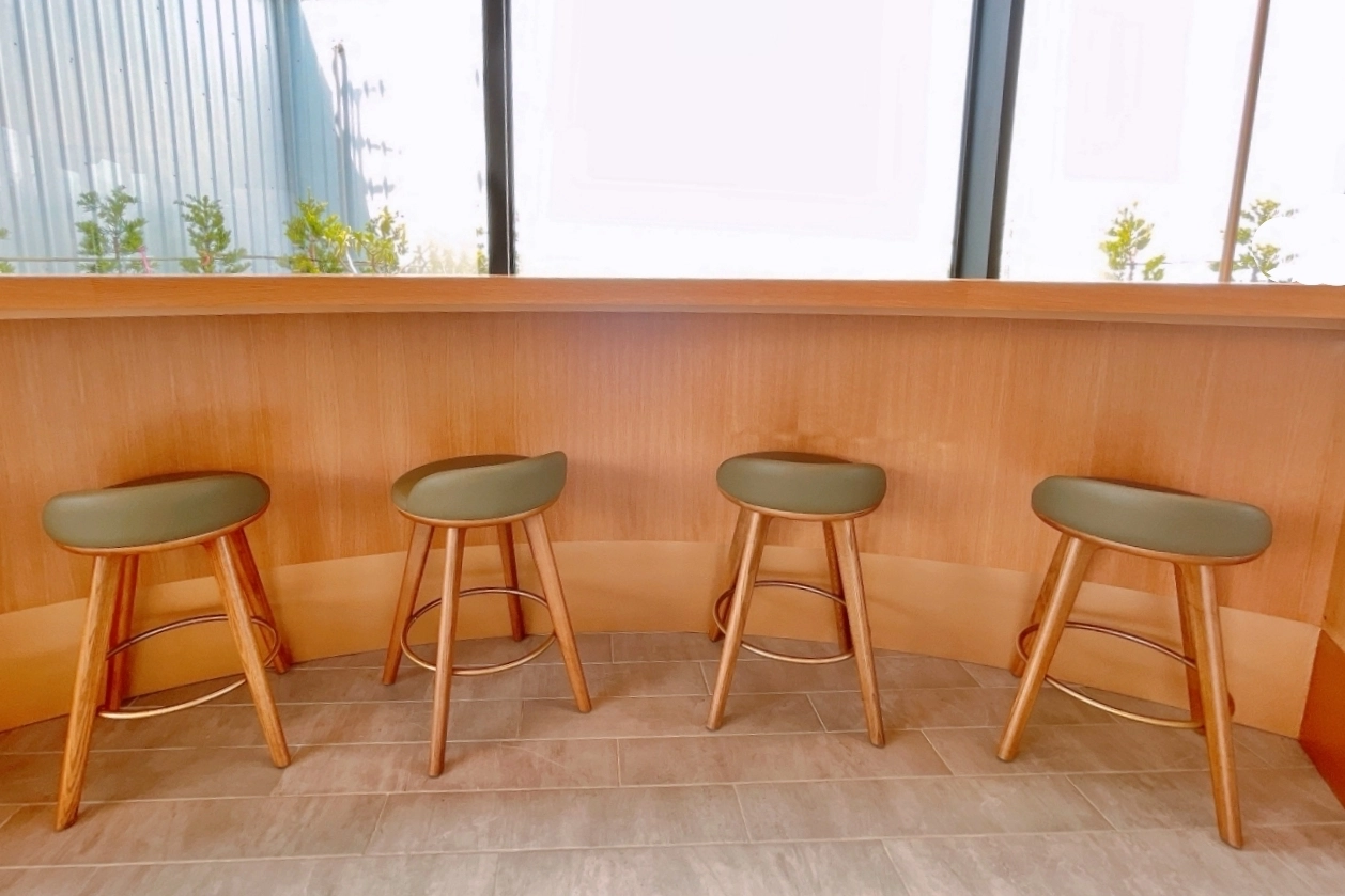 苗栗頭份｜頭份星巴克中央門市．苗栗最美的星巴克，以金紙為造型設計意象 @飛天璇的口袋