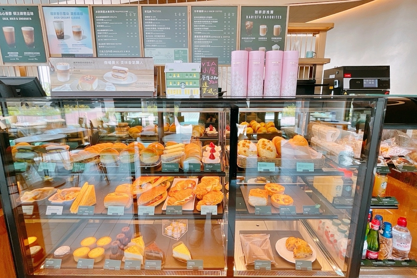 苗栗頭份｜頭份星巴克中央門市．苗栗最美的星巴克，以金紙為造型設計意象 @飛天璇的口袋