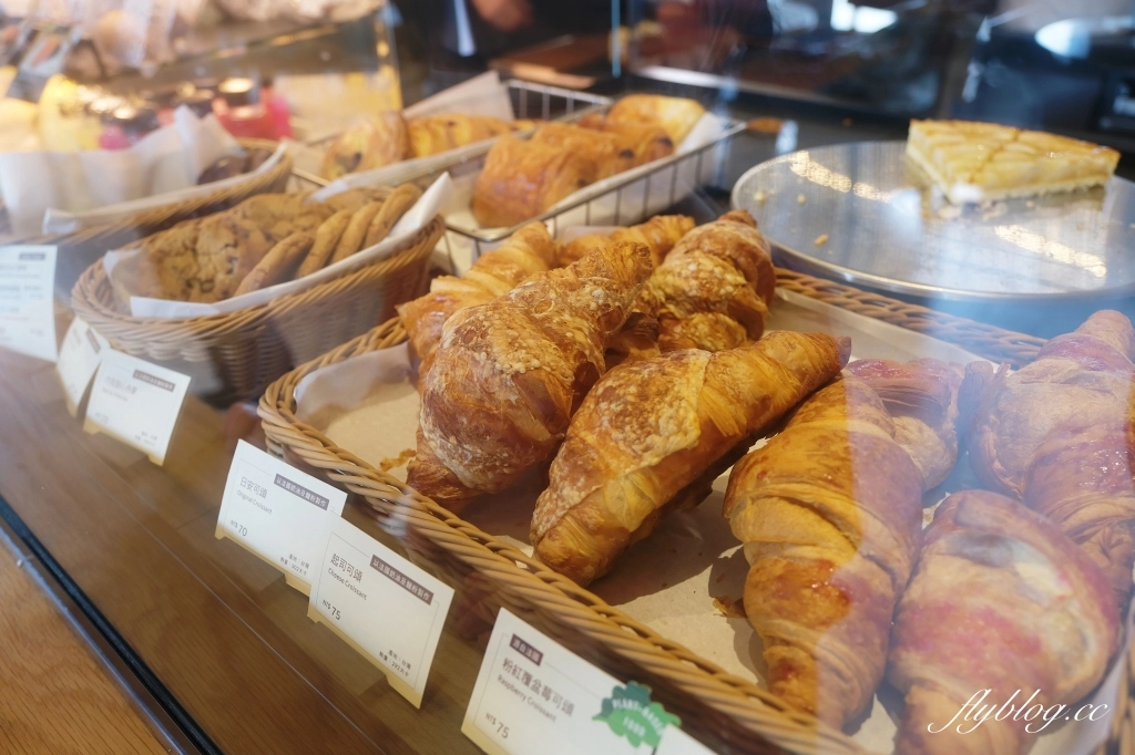 苗栗頭份｜頭份星巴克中央門市．苗栗最美的星巴克，以金紙為造型設計意象 @飛天璇的口袋