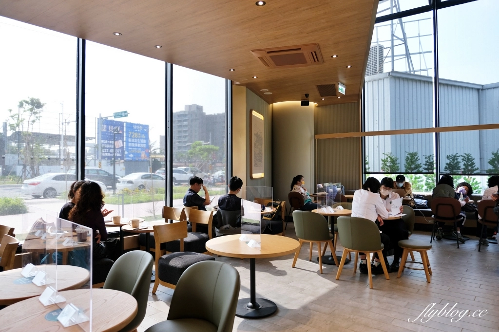 苗栗頭份｜頭份星巴克中央門市．苗栗最美的星巴克，以金紙為造型設計意象 @飛天璇的口袋