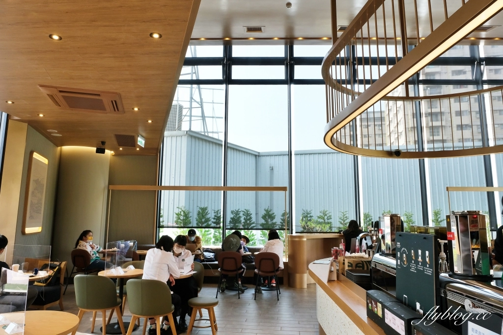 苗栗頭份｜頭份星巴克中央門市．苗栗最美的星巴克，以金紙為造型設計意象 @飛天璇的口袋