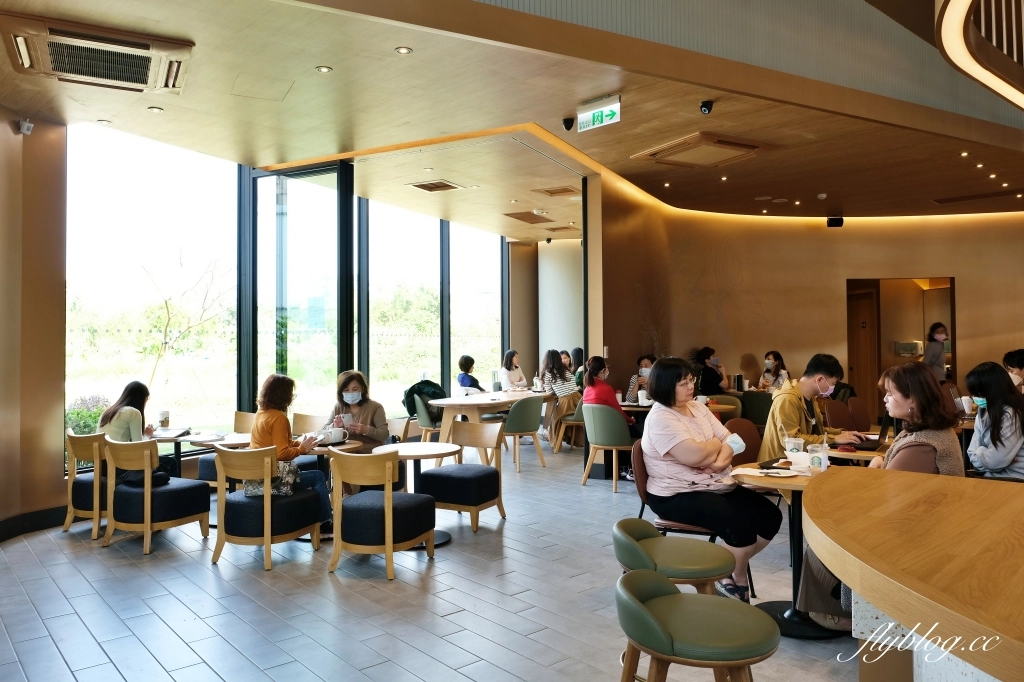 苗栗頭份｜頭份星巴克中央門市．苗栗最美的星巴克，以金紙為造型設計意象 @飛天璇的口袋