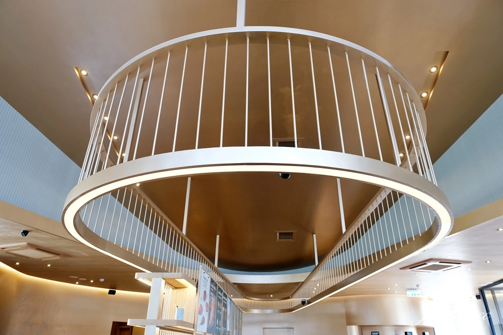 苗栗頭份｜頭份星巴克中央門市．苗栗最美的星巴克，以金紙為造型設計意象 @飛天璇的口袋