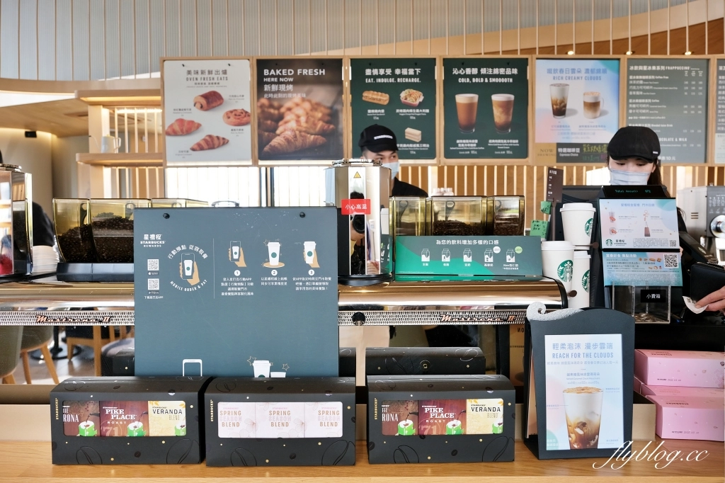 苗栗頭份｜頭份星巴克中央門市．苗栗最美的星巴克，以金紙為造型設計意象 @飛天璇的口袋