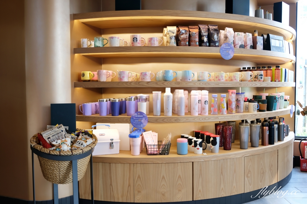 苗栗頭份｜頭份星巴克中央門市．苗栗最美的星巴克，以金紙為造型設計意象 @飛天璇的口袋