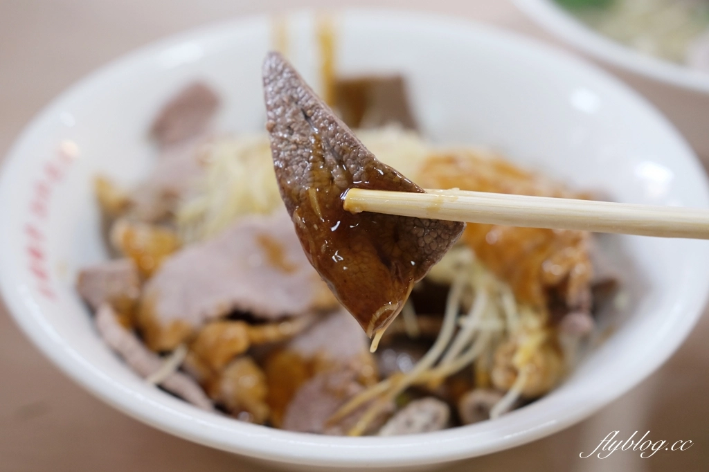 苗栗三義｜目鏡麵食．隱藏三義市場內的客家小吃，早上5點半就開賣了 @飛天璇的口袋