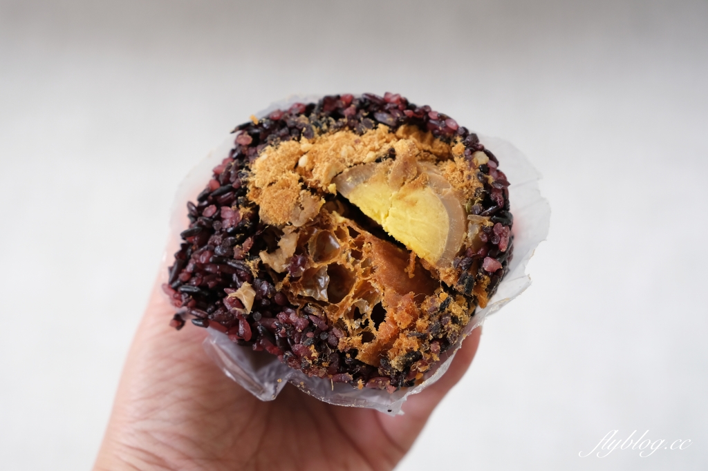 苗栗三義|三義大街無名飯糰.早上8:30前就售完的菜市場飯糰,平日早上也要排隊才買得到 @飛天璇的口袋 苗栗三義|三義大街無名飯糰.早上8:30前就售完的菜市場飯糰,平日早上也要排隊才買得到 @飛天璇的口袋