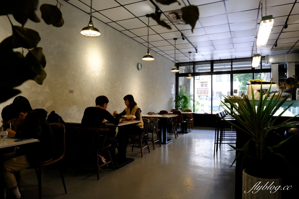 苗栗頭份｜果宅咖啡．老宅改建的咖啡館，麵包和戚風蛋糕都好好吃 @飛天璇的口袋