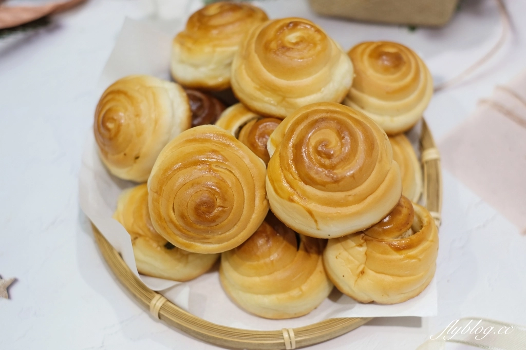 上海脆皮烤饅頭｜一顆7元的「上海烤饅頭」，第三市場超人氣銅板美食 @飛天璇的口袋