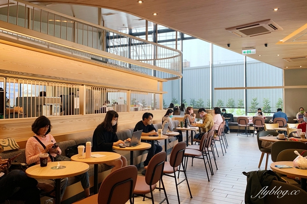 苗栗頭份｜頭份星巴克中央門市．苗栗最美的星巴克，以金紙為造型設計意象 @飛天璇的口袋