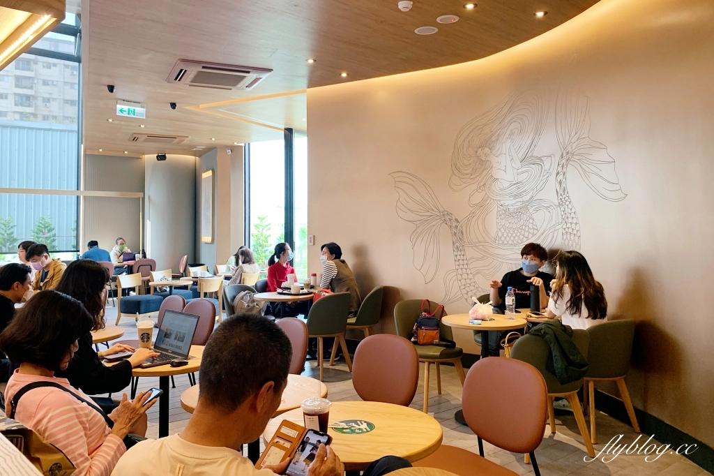 苗栗頭份｜頭份星巴克中央門市．苗栗最美的星巴克，以金紙為造型設計意象 @飛天璇的口袋
