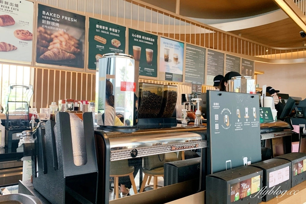 苗栗頭份｜頭份星巴克中央門市．苗栗最美的星巴克，以金紙為造型設計意象 @飛天璇的口袋