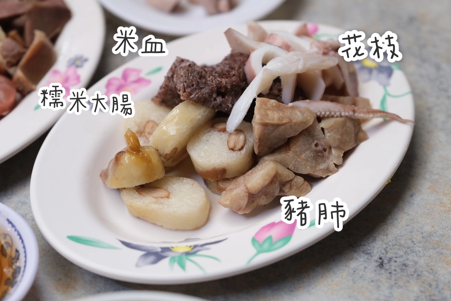 台南中西｜阿財點心．沙卡里巴市場內的香腸熟肉，台南傳承一甲子的銅板美食 @飛天璇的口袋