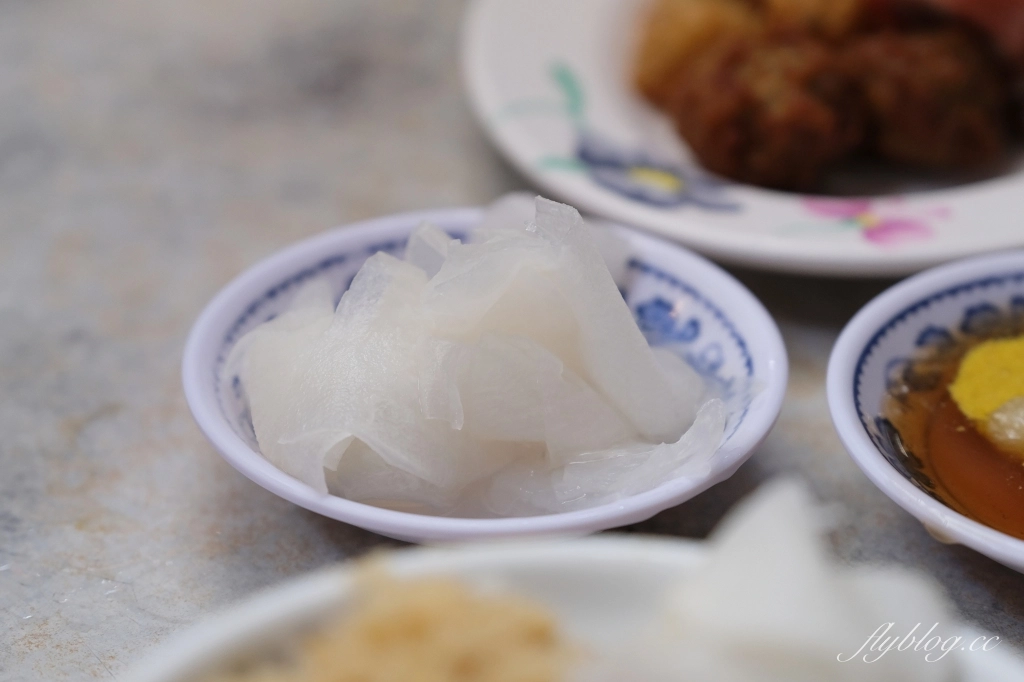 台南中西｜阿財點心．沙卡里巴市場內的香腸熟肉，台南傳承一甲子的銅板美食 @飛天璇的口袋