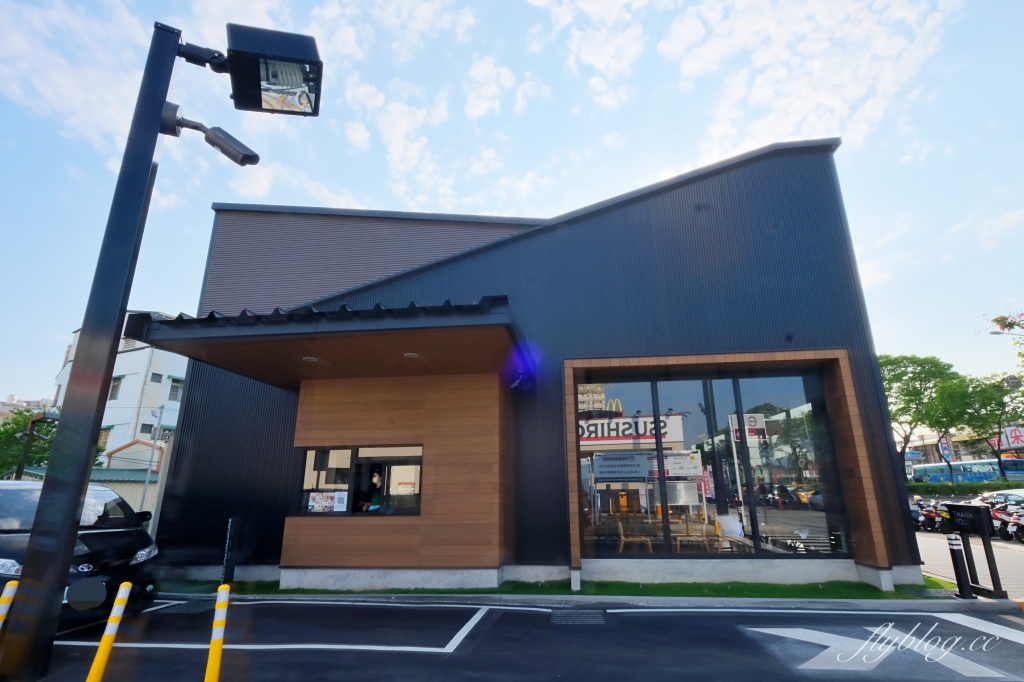 彰化美食｜彰化金馬路星巴克，以八卦山為意象的星巴克，透明落地窗唯美好拍 @飛天璇的口袋