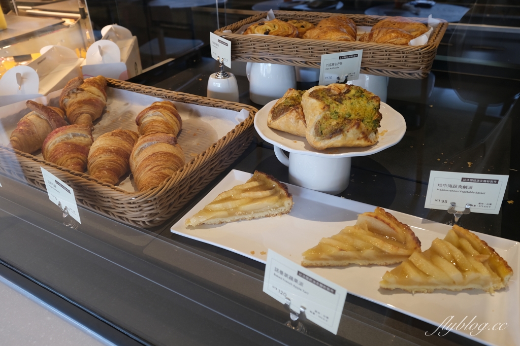 彰化美食｜彰化金馬路星巴克，以八卦山為意象的星巴克，透明落地窗唯美好拍 @飛天璇的口袋