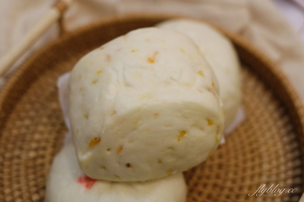 台中北屯｜頂記東坡蛋黃鮮肉包．位於北屯一點利市場的肉包，內餡飽滿香氣十足 @飛天璇的口袋