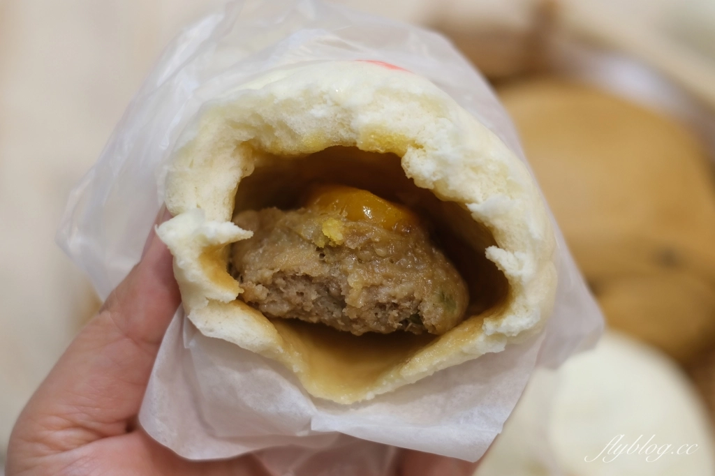 台中北屯｜頂記東坡蛋黃鮮肉包．位於北屯一點利市場的肉包，內餡飽滿香氣十足 @飛天璇的口袋