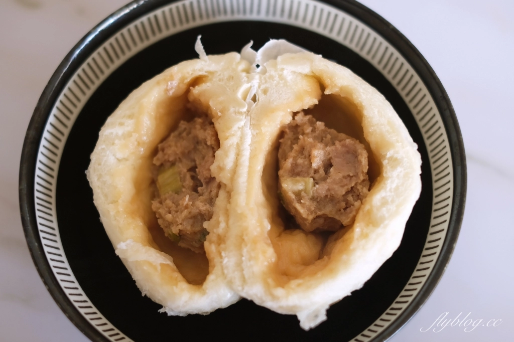 台中北屯｜頂記東坡蛋黃鮮肉包．位於北屯一點利市場的肉包，內餡飽滿香氣十足 @飛天璇的口袋