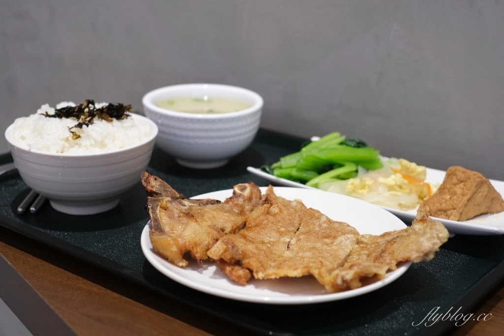 金大元便當｜台中20年草袋飯老店，崇德路新門市充滿網美風，網友推薦雞腿飯必點 @飛天璇的口袋