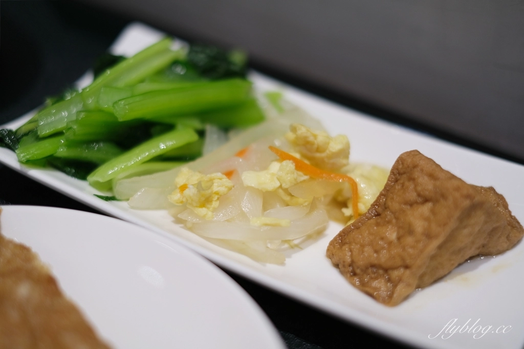 金大元便當｜台中20年草袋飯老店，崇德路新門市充滿網美風，網友推薦雞腿飯必點 @飛天璇的口袋