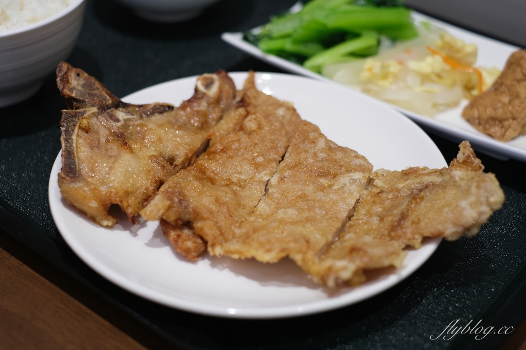 金大元便當｜台中20年草袋飯老店，崇德路新門市充滿網美風，網友推薦雞腿飯必點 @飛天璇的口袋