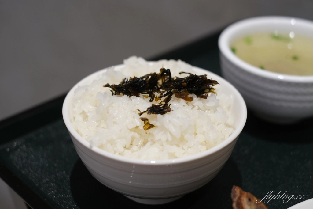 金大元便當｜台中20年草袋飯老店，崇德路新門市充滿網美風，網友推薦雞腿飯必點 @飛天璇的口袋