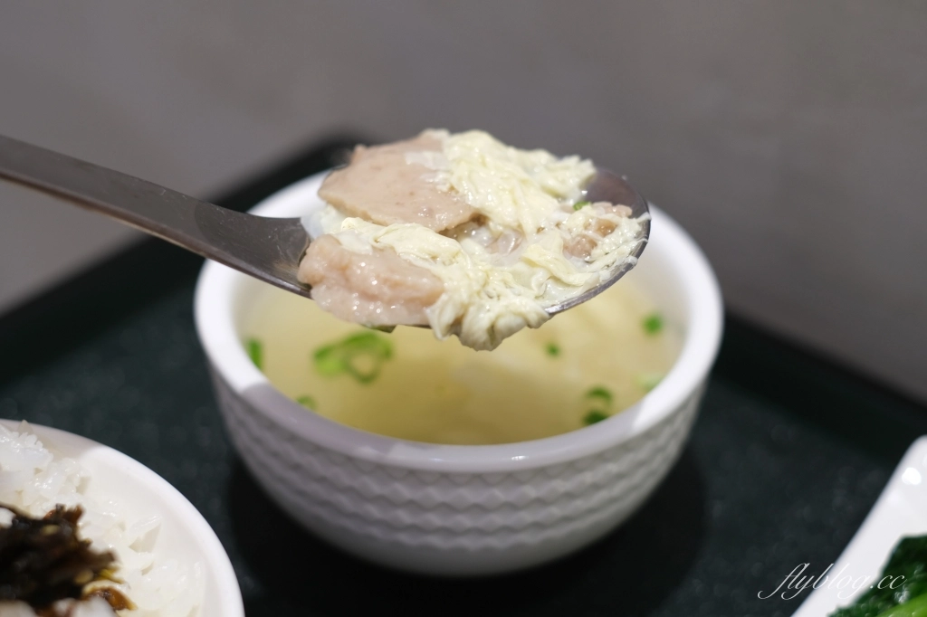 金大元便當｜台中20年草袋飯老店，崇德路新門市充滿網美風，網友推薦雞腿飯必點 @飛天璇的口袋