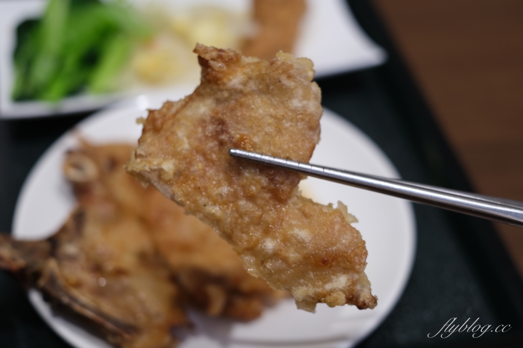 金大元便當｜台中20年草袋飯老店，崇德路新門市充滿網美風，網友推薦雞腿飯必點 @飛天璇的口袋