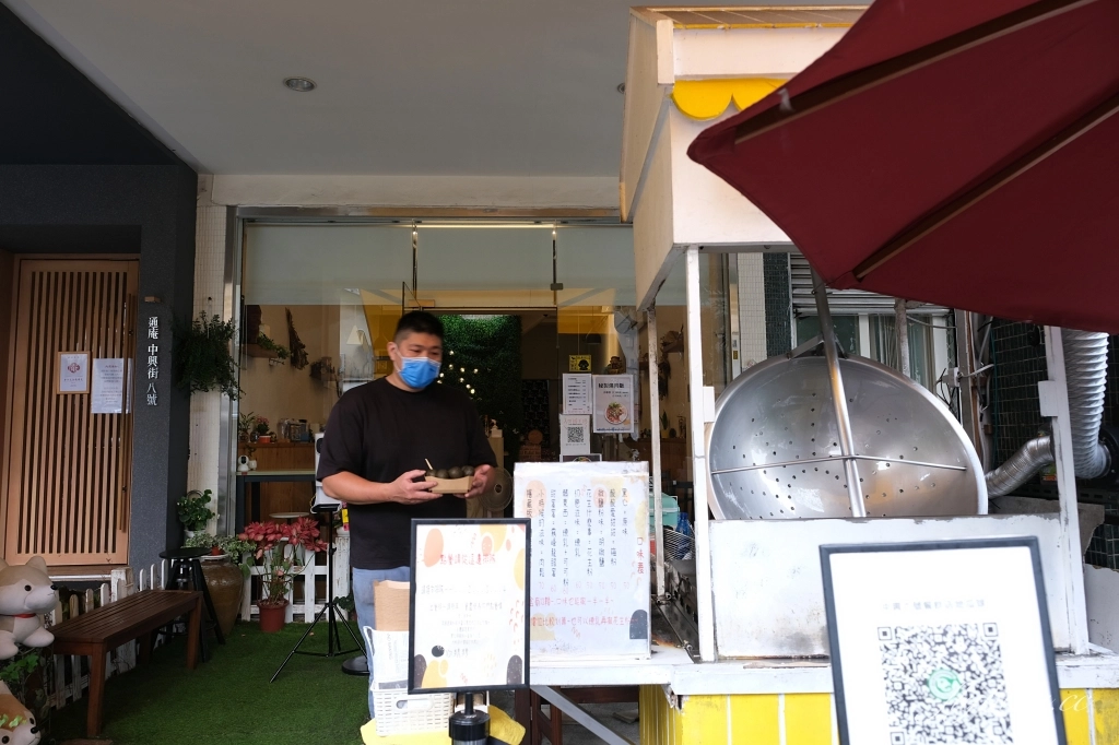 台中西區｜你猜猜黑心地瓜球，審計新村新排隊美食，巨大版地瓜球一次吃得過癮 @飛天璇的口袋