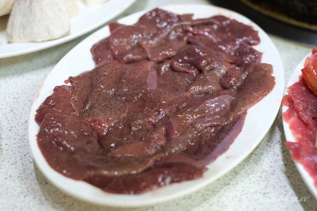 台中中區｜汕頭牛肉劉沙茶總店，電子街在地60年的炭火沙茶鍋，傳承老兵父親的好手藝 @飛天璇的口袋