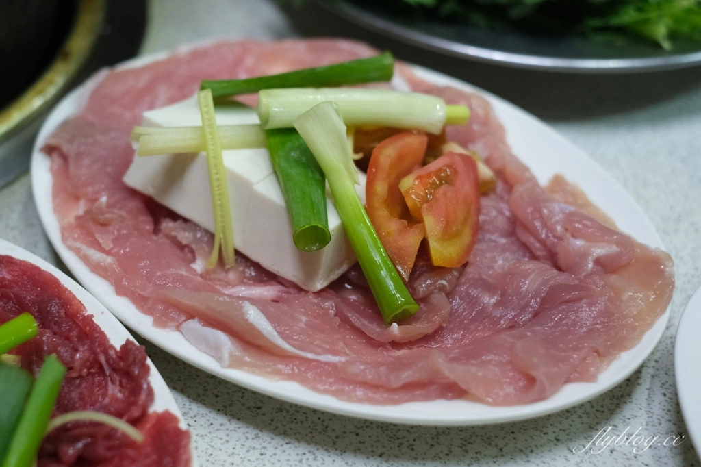 台中中區｜汕頭牛肉劉沙茶總店，電子街在地60年的炭火沙茶鍋，傳承老兵父親的好手藝 @飛天璇的口袋