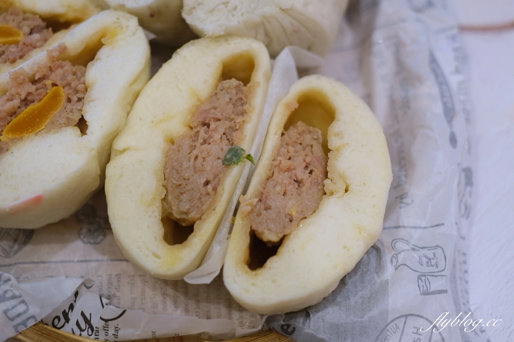 台中南區｜向陽東坡蛋黃鮮肉包．第三市場人氣包子新址，還沒出爐就大排長龍 @飛天璇的口袋