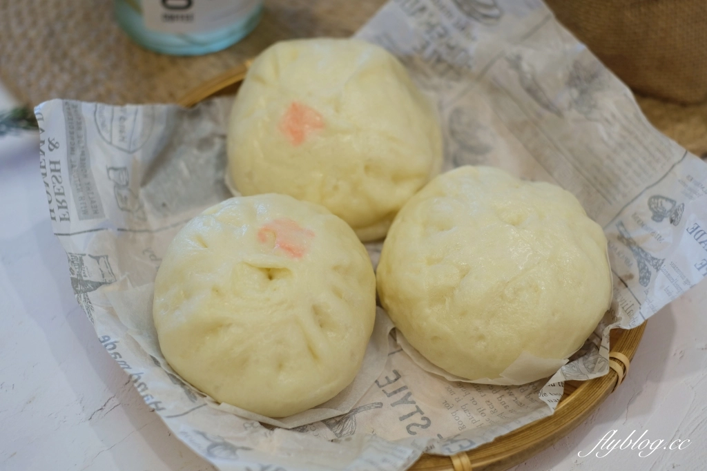 台中南區｜向陽東坡蛋黃鮮肉包．第三市場人氣包子新址，還沒出爐就大排長龍 @飛天璇的口袋