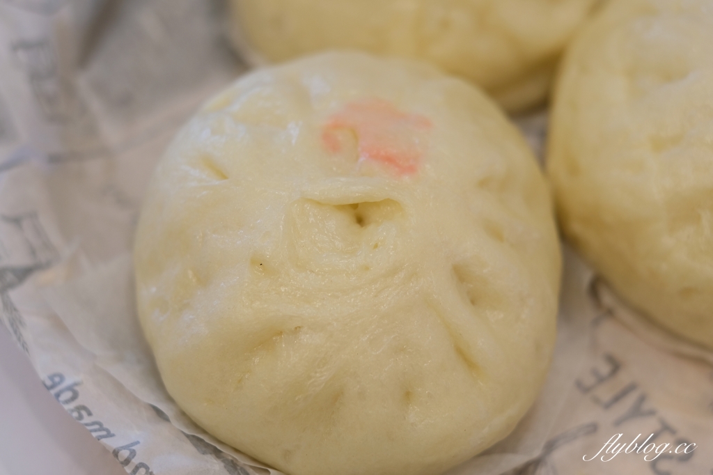 台中南區｜向陽東坡蛋黃鮮肉包．第三市場人氣包子新址，還沒出爐就大排長龍 @飛天璇的口袋