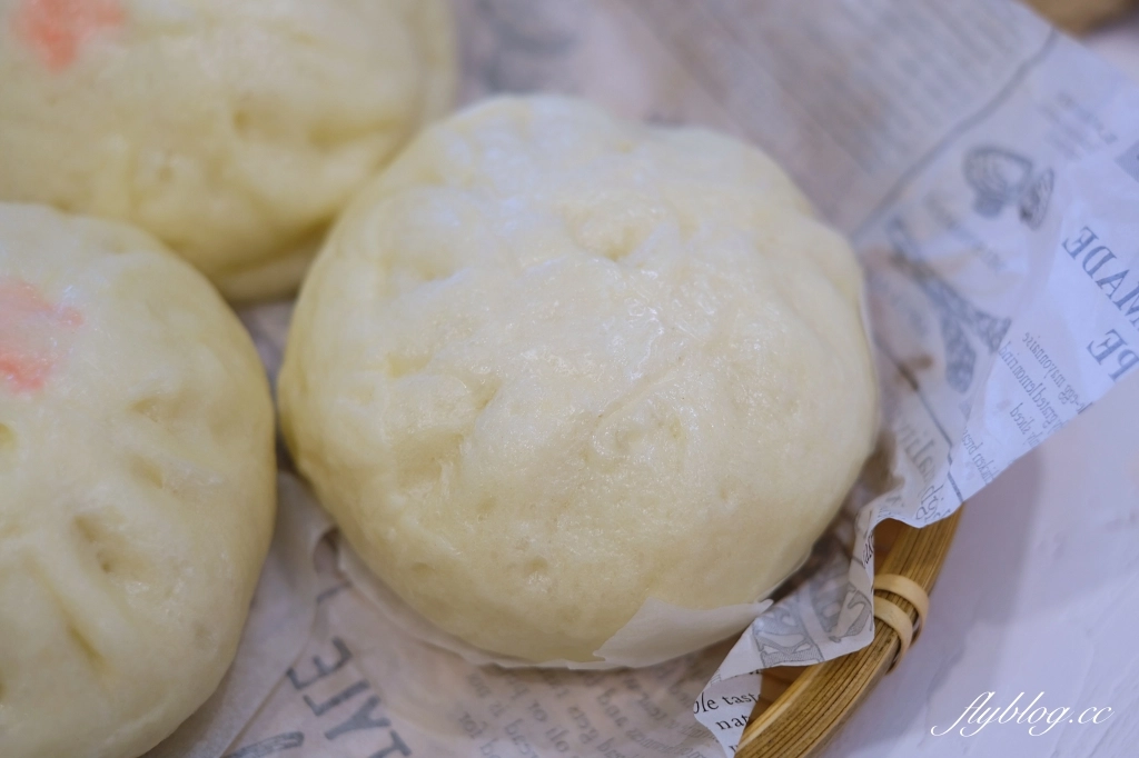 台中南區｜向陽東坡蛋黃鮮肉包．第三市場人氣包子新址，還沒出爐就大排長龍 @飛天璇的口袋