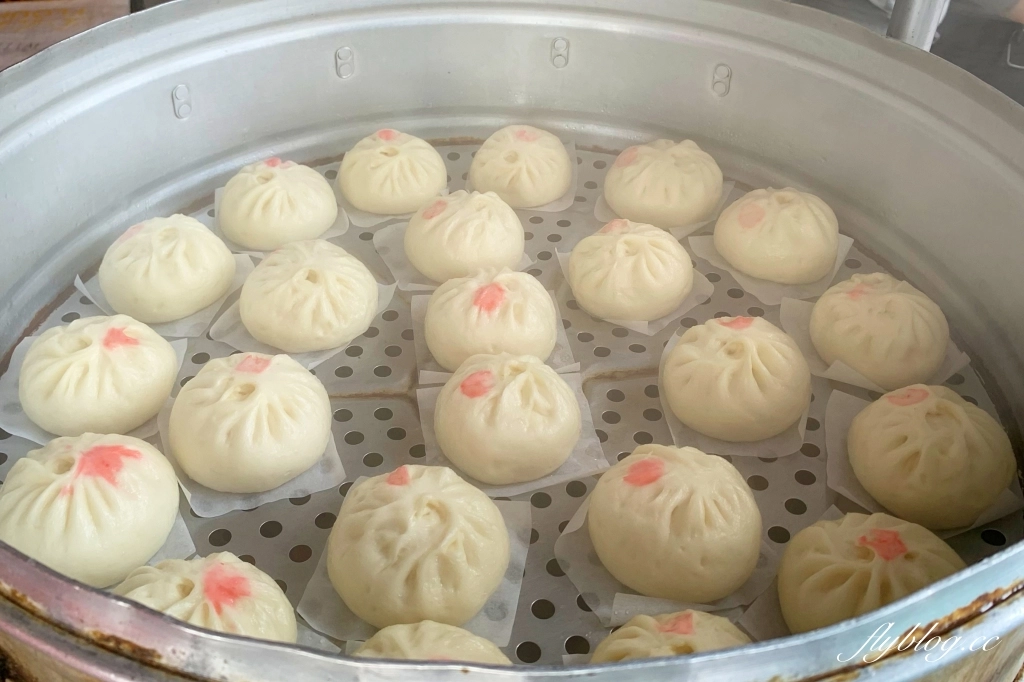 台中南區｜向陽東坡蛋黃鮮肉包．第三市場人氣包子新址，還沒出爐就大排長龍 @飛天璇的口袋