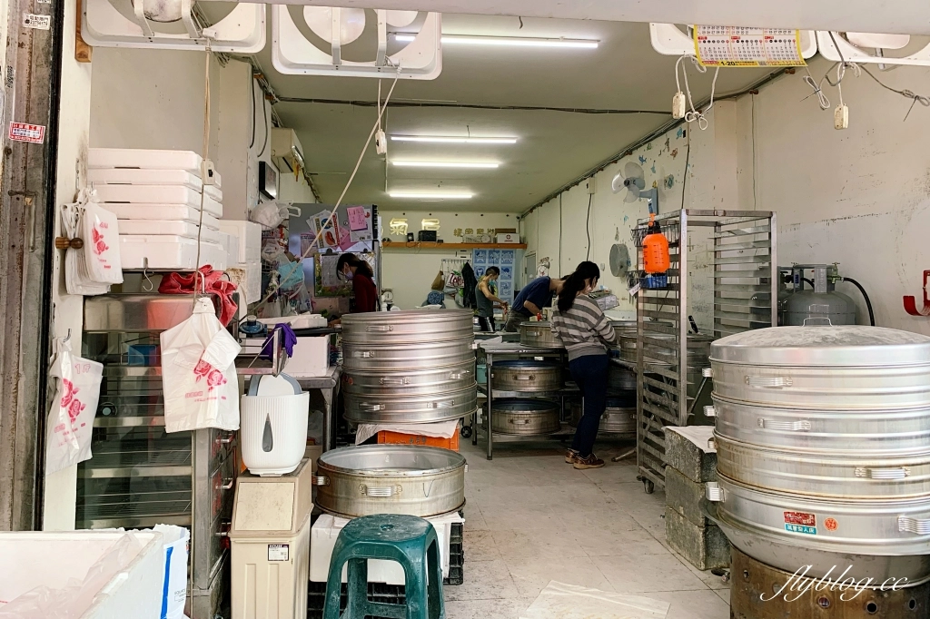 台中南區｜向陽東坡蛋黃鮮肉包．第三市場人氣包子新址，還沒出爐就大排長龍 @飛天璇的口袋