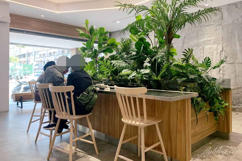 金大元便當｜台中20年草袋飯老店，崇德路新門市充滿網美風，網友推薦雞腿飯必點 @飛天璇的口袋