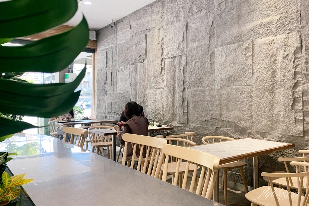 金大元便當｜台中20年草袋飯老店，崇德路新門市充滿網美風，網友推薦雞腿飯必點 @飛天璇的口袋