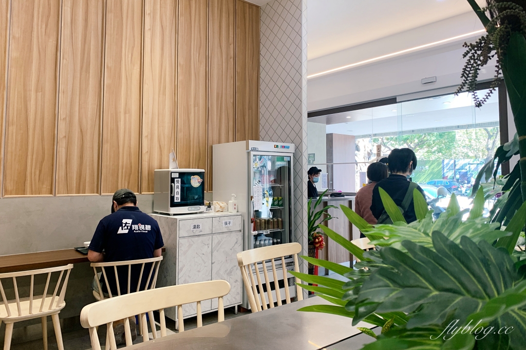 金大元便當｜台中20年草袋飯老店，崇德路新門市充滿網美風，網友推薦雞腿飯必點 @飛天璇的口袋