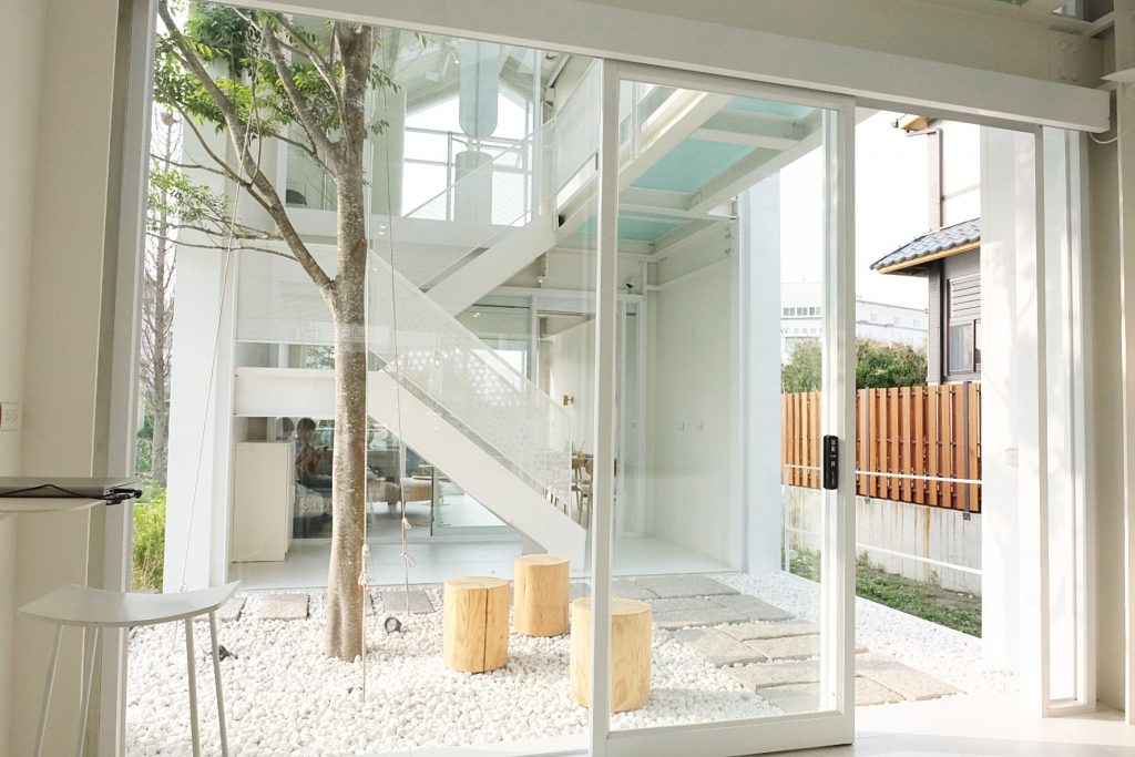 沐光樹手感蛋糕捲專賣店｜彰化秀水純白落地窗唯美咖啡館，不只是網美店咖啡和甜點也很有水準 @飛天璇的口袋