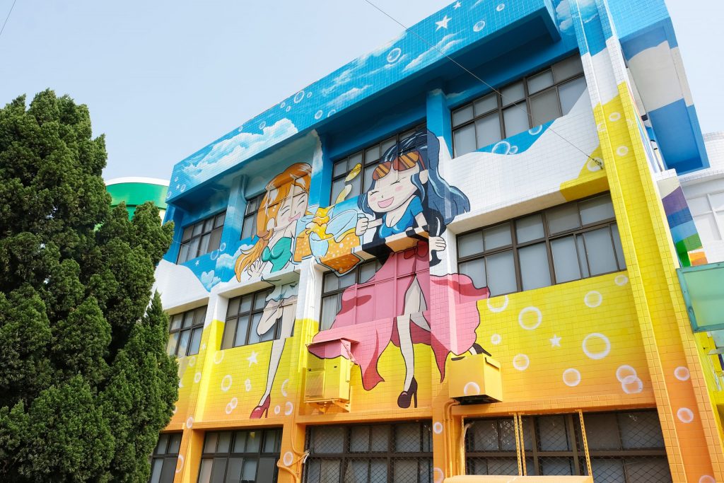 苗栗竹南｜竹南啤酒廠，草地上超大啤酒裝置藝術，還有免費台啤可以試喝 @飛天璇的口袋