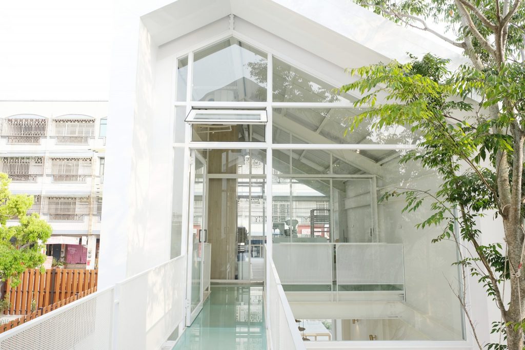 沐光樹手感蛋糕捲專賣店｜彰化秀水純白落地窗唯美咖啡館，不只是網美店咖啡和甜點也很有水準 @飛天璇的口袋