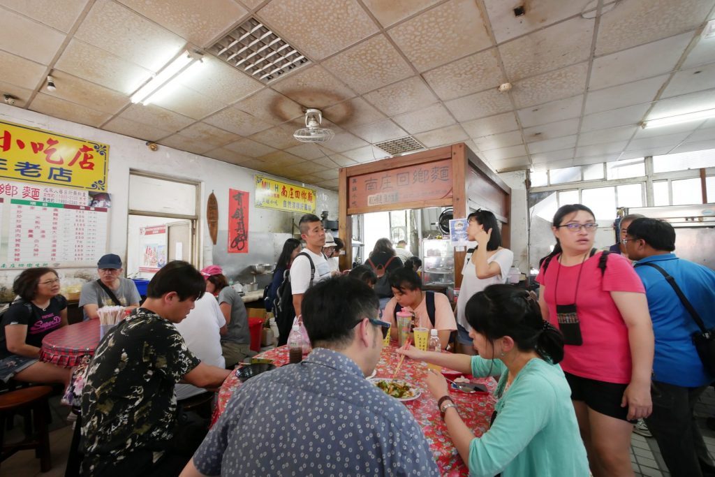 英姐小吃店｜南庄在地50年的英姐小吃，隱身市場內的超人氣勾勾麵 @飛天璇的口袋