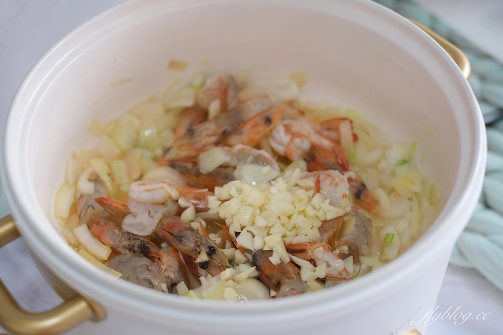 蒜香蝦蝦飯做法｜一鍋到底的蒜香蝦蝦飯食譜，重懷碳佐麻里石燒蒜香飯的好味道 @飛天璇的口袋
