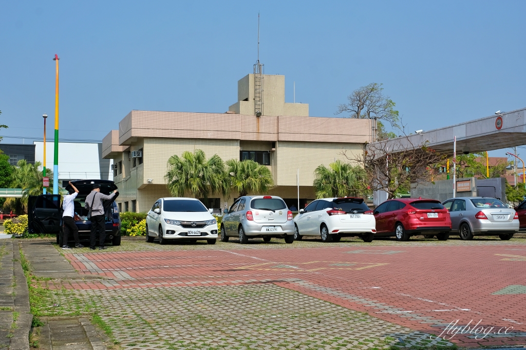 苗栗竹南｜竹南啤酒廠，草地上超大啤酒裝置藝術，還有免費台啤可以試喝 @飛天璇的口袋