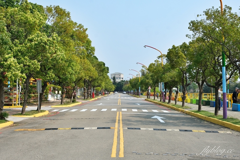 苗栗竹南｜竹南啤酒廠，草地上超大啤酒裝置藝術，還有免費台啤可以試喝 @飛天璇的口袋