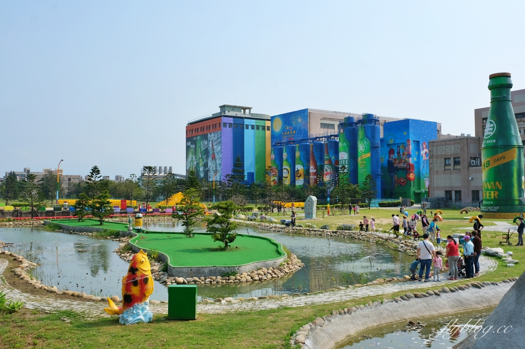 苗栗竹南｜竹南啤酒廠，草地上超大啤酒裝置藝術，還有免費台啤可以試喝 @飛天璇的口袋